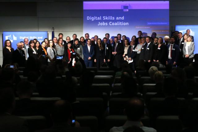 All pledgers were invited to take a photo with Commissioner Oettinger